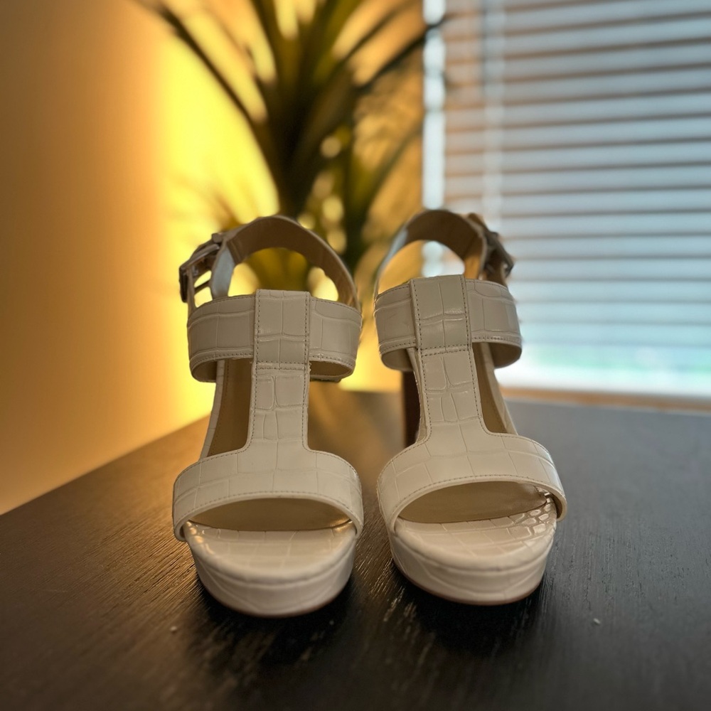 Michael Kors Cream and Brown Platform Sandals with Modern Design - Picture 2 of 4